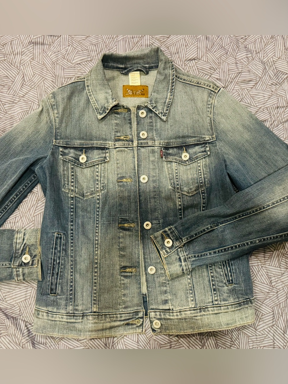 Levi’s Women’s Denim Trucker Jacket Medium Wash Size Medium